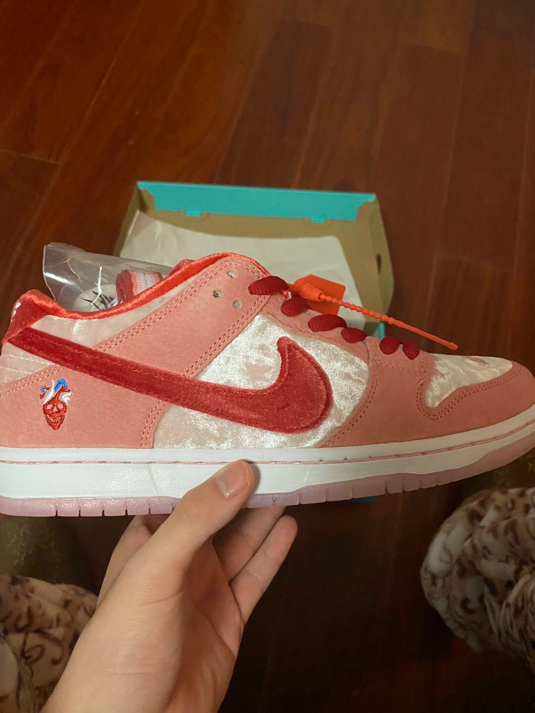 スニーカーダンク 偽物★StrangeLove Skateboards x ナイキSB Dunk Low Valentines Day